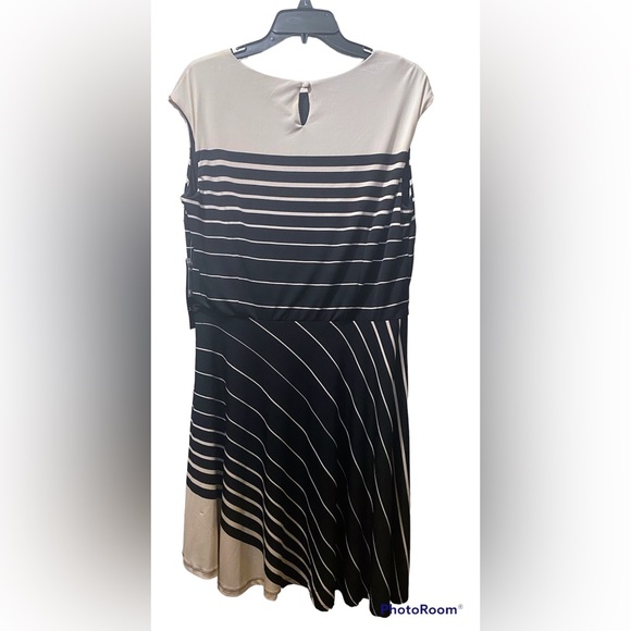 R&K~Women’s Black/Cream Sleeveless Flare Bottom Asymmetrical Mini Dress Size XL - Picture 2 of 10